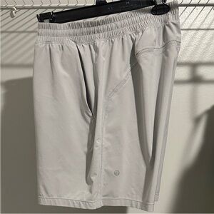 Lululemon Pacebreaker 7" Linerless
Gray Short